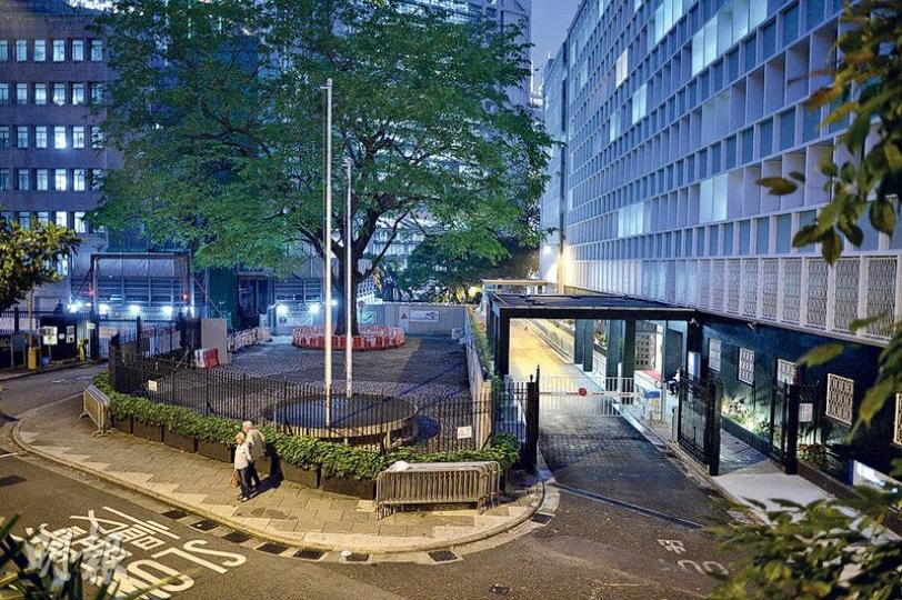 發展局最近與中西區區議員舉行「預備會議」,介紹俗稱「政府山」的舊政府總部翻新設計。根據會上簡報資料,政府打算把現時沿下亞厘畢道興建的高身金屬圍欄拆除。(鍾林枝攝) 發展局最近與中西區區議員舉行「預備會議」,介紹俗稱「政府山」的舊政府總部翻新設計。根據會上簡報資料,政府打算把現時沿下亞厘畢道興建的高身金屬圍欄拆除。(鍾林枝攝)