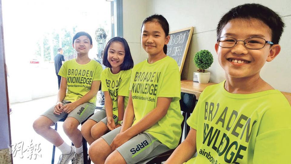 昨日應考BCA的浸信會天虹小學小三生陳冠希(左起)、徐在昕、陳梓穎和謝曉樂分別應考中、英文說話評估,他們都認為試題容易,謝更笑說「份卷好無聊」。本學年才轉至該校就讀的謝曉樂和徐在昕說,在舊校要做大疊TSA練習,轉校後輕鬆多了,也不抗拒應考BCA。(鄧力行攝) 昨日應考BCA的浸信會天虹小學小三生陳冠希(左起)、徐在昕、陳梓穎和謝曉樂分別應考中、英文說話評估,他們都認為試題容易,謝更笑說「份卷好無聊」。本學年才轉至該校就讀的謝曉樂和徐在昕說,在舊校要做大疊TSA練習,轉校後輕鬆多了,也不抗拒應考BCA。(鄧力行攝)