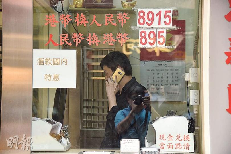 揭發電話騙案的兌換店負責人曾先生(圖)認為,只要提高警覺便很容易識破電騙伎倆。(鍾炳然攝) 揭發電話騙案的兌換店負責人曾先生(圖)認為,只要提高警覺便很容易識破電騙伎倆。(鍾炳然攝)