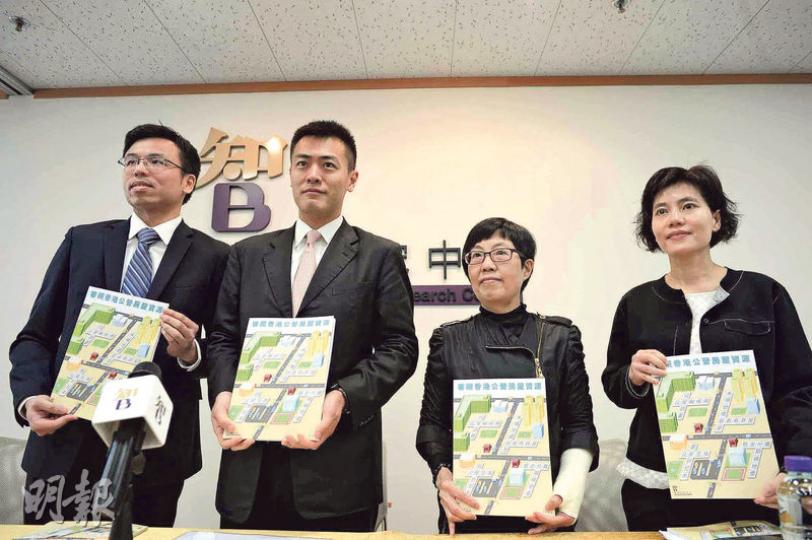 智經研究中心昨日發表《審視香港公營房屋資源》研究報告,提出4項建議善用公營房屋資源,包括容許未補地價居屋出租,以及增加較低收入綠表申請者購買居屋的折扣率等。智經副主席劉鳴煒(左二)稱,未來會向政府及政黨介紹有關報告,期望有關建議能夠落實。左一為負責今次研究報告的智經經濟師司徒偉傑。(鍾林枝攝) 智經研究中心昨日發表《審視香港公營房屋資源》研究報告,提出4項建議善用公營房屋資源,包括容許未補地價居屋出租,以及增加較低收入綠表申請者購買居屋的折扣率等。智經副主席劉鳴煒(左二)稱,未來會向政府及政黨介紹有關報告,期望有關建議能夠落實。左一為負責今次研究報告的智經經濟師司徒偉傑。(鍾林枝攝)