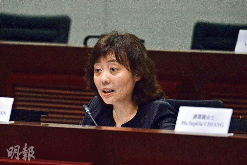 地政總署署長甯漢豪(圖)昨出席立法會帳委會公開聆訊時表示,審計報告提及14宗涉及地契的個案中,有一半無違反土地契約限制,但由於旅舍坐落的土地是批給慈善團體作非牟利用途,收入須用於慈善用途。(楊柏賢攝) 地政總署署長甯漢豪(圖)昨出席立法會帳委會公開聆訊時表示,審計報告提及14宗涉及地契的個案中,有一半無違反土地契約限制,但由於旅舍坐落的土地是批給慈善團體作非牟利用途,收入須用於慈善用途。(楊柏賢攝)