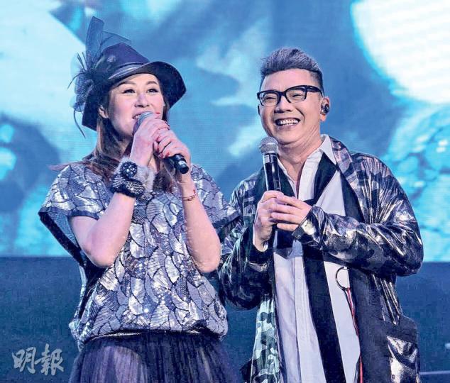 曾與李健達傳緋聞的江欣燕擔任表演嘉賓。(攝影鎅O者﹕楊安莉)黃淑儀(左)與徐小鳳齊來捧場。(攝影鎅O者﹕楊安莉)鄭敬基獲李健達寫新歌《說不盡情話》,並即場獻唱送給老婆,熒幕即出現鄭敬基老婆冧笑的畫面。(攝影鎅O者﹕楊安莉)李健達與黃寶欣合唱《友誼之光》。(攝影鎅O者﹕楊安莉)李健達穿上大隻佬Tee「曬肌」,令全場捧腹大笑。(攝影鎅O者﹕楊安莉) 曾與李健達傳緋聞的江欣燕擔任表演嘉賓。(攝影鎅O者﹕楊安莉)黃淑儀(左)與徐小鳳齊來捧場。(攝影鎅O者﹕楊安莉)鄭敬基獲李健達寫新歌《說不盡情話》,並即場獻唱送給老婆,熒幕即出現鄭敬基老婆冧笑的畫面。(攝影鎅O者﹕楊安莉)李健達與黃寶欣合唱《友誼之光》。(攝影鎅O者﹕楊安莉)李健達穿上大隻佬Tee「曬肌」,令全場捧腹大笑。(攝影鎅O者﹕楊安莉)