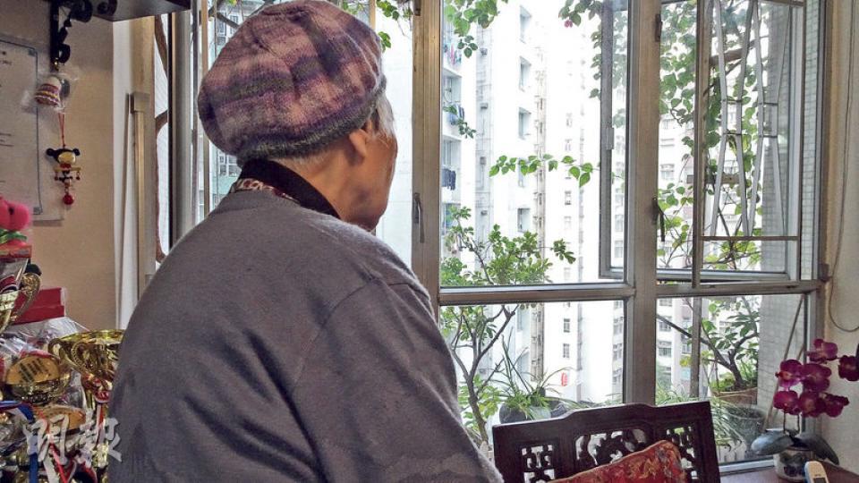 六七時在紅磡勞工子弟學校任教、因抗議而入獄的謝老師(圖),反思當年左派有些地方過火,認為當時還未到要放炸彈和殺害林彬的地步。(鄧力行攝) 六七時在紅磡勞工子弟學校任教、因抗議而入獄的謝老師(圖),反思當年左派有些地方過火,認為當時還未到要放炸彈和殺害林彬的地步。(鄧力行攝)
