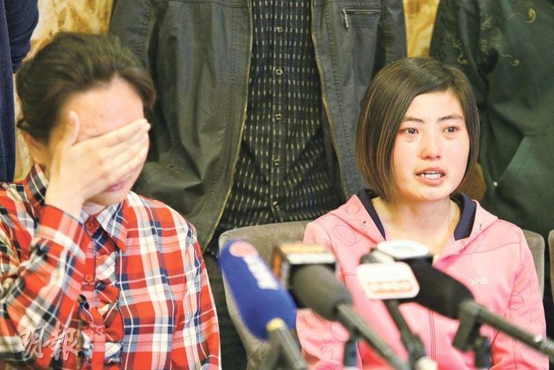多名受害者和家屬在講述經歷時失聲痛哭。左邊為受害者譚華,她稱要用爸媽微薄的退休金,以維持自己的日常醫療和生活。(明報記者攝)內地12名因接種疫苗致殘的事主和家屬,日前齊集北京向中外媒體大控訴。(明報記者攝) 多名受害者和家屬在講述經歷時失聲痛哭。左邊為受害者譚華,她稱要用爸媽微薄的退休金,以維持自己的日常醫療和生活。(明報記者攝)內地12名因接種疫苗致殘的事主和家屬,日前齊集北京向中外媒體大控訴。(明報記者攝)