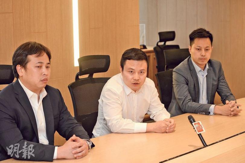 豐盛控股執行董事王波(中)表示,為證明沒有任何不良意圖,以及證明沒有財務壓力,豐盛在上周四悉數償還相關銀行貸款,贖回已質押的3.8億股卓爾股份。圖右為首席運營官袁志平,左為首席資產官蔡篤傑。(楊柏賢攝) 豐盛控股執行董事王波(中)表示,為證明沒有任何不良意圖,以及證明沒有財務壓力,豐盛在上周四悉數償還相關銀行貸款,贖回已質押的3.8億股卓爾股份。圖右為首席運營官袁志平,左為首席資產官蔡篤傑。(楊柏賢攝)