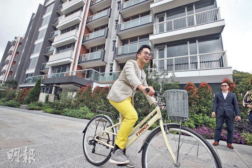 新世界發展的西貢清水灣新盤傲瀧內的住户,日後可以租單車遊覽整個社區,新世界發展執行副主席鄭志剛(左)昨親身示範;他又稱無意急於出售傲瀧單位,寧願「慢慢賣」。(曾憲宗攝) 新世界發展的西貢清水灣新盤傲瀧內的住户,日後可以租單車遊覽整個社區,新世界發展執行副主席鄭志剛(左)昨親身示範;他又稱無意急於出售傲瀧單位,寧願「慢慢賣」。(曾憲宗攝)