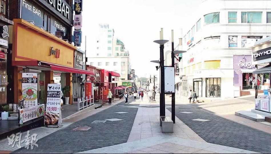 濟州保健路商圈(圖)於周六下午人流相當稀少,有食肆東主向記者表示,以前街上幾乎全是中國人,現在生意唯有依靠香港、台灣及其他地區旅客。(林斯凱攝)(林斯凱攝) 濟州保健路商圈(圖)於周六下午人流相當稀少,有食肆東主向記者表示,以前街上幾乎全是中國人,現在生意唯有依靠香港、台灣及其他地區旅客。(林斯凱攝)(林斯凱攝)