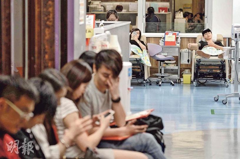 本報記者昨傍晚6時多到旺角捐血站觀察,當時仍有大量市民等候捐血,捐血站傍晚7時停止開放,職員容許已取捐血籌號的市民繼續等候,直至完成捐血。(鍾林枝攝) 本報記者昨傍晚6時多到旺角捐血站觀察,當時仍有大量市民等候捐血,捐血站傍晚7時停止開放,職員容許已取捐血籌號的市民繼續等候,直至完成捐血。(鍾林枝攝)