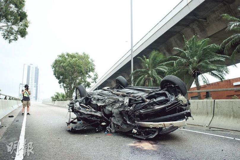 私家車撞壆後「反肚」,全車嚴重損毁,部分碎片散落於橋下行車線。(賴俊傑攝)意外後私家車左頭轆與零件飛脫,幸沒有擊中途經的車輛。(賴俊傑攝) 私家車撞壆後「反肚」,全車嚴重損毁,部分碎片散落於橋下行車線。(賴俊傑攝)意外後私家車左頭轆與零件飛脫,幸沒有擊中途經的車輛。(賴俊傑攝)
