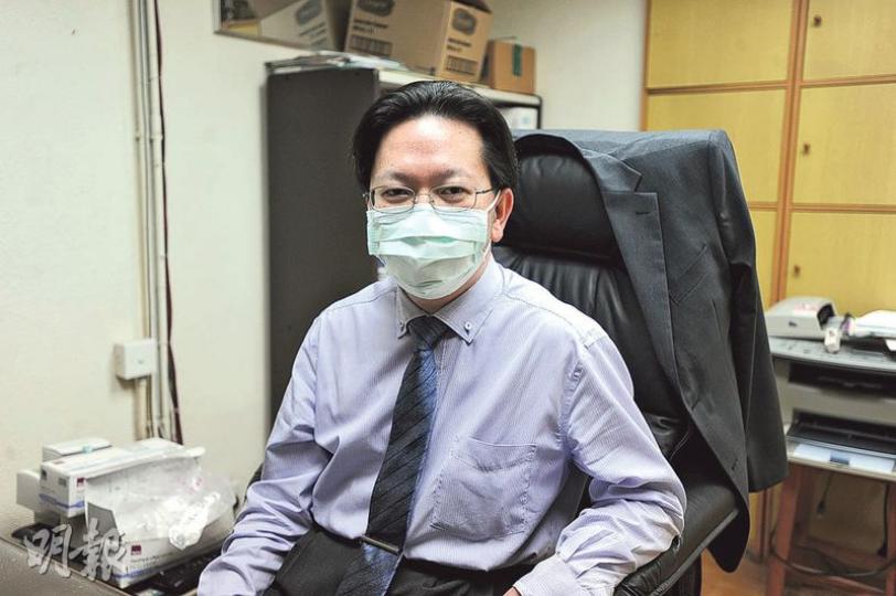 男子於深水埗遭斬傷昏迷,吳毓輝醫生(圖)獲悉後即趕往現場為傷者急救,其後向記者講述經過。(衛永康攝) 男子於深水埗遭斬傷昏迷,吳毓輝醫生(圖)獲悉後即趕往現場為傷者急救,其後向記者講述經過。(衛永康攝)