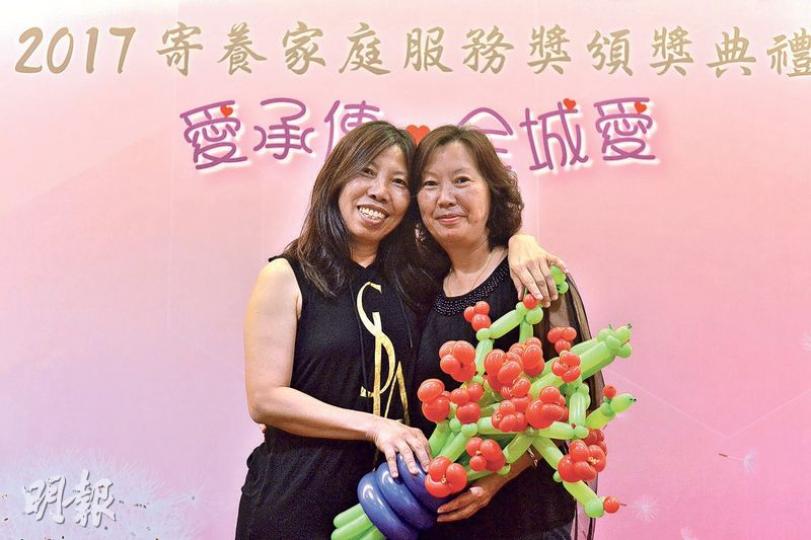 唐太(左)與姊姊林太(右)均受家人影響,成為寄養家庭。連同她們在內,9兄弟姊妹中已有4人任寄養家長,照顧有需要的小孩。(馮凱鍵攝)李太(左)的媽媽林女士(中)曾任21年寄養家長,照顧過9名寄養兒童。受母親影響,李太中學時已立志參與寄養,與丈夫(右)結婚後誕下兩子,亦開始照顧寄養童。(馮凱鍵攝) 唐太(左)與姊姊林太(右)均受家人影響,成為寄養家庭。連同她們在內,9兄弟姊妹中已有4人任寄養家長,照顧有需要的小孩。(馮凱鍵攝)李太(左)的媽媽林女士(中)曾任21年寄養家長,照顧過9名寄養兒童。受母親影響,李太中學時已立志參與寄養,與丈夫(右)結婚後誕下兩子,亦開始照顧寄養童。(馮凱鍵攝)