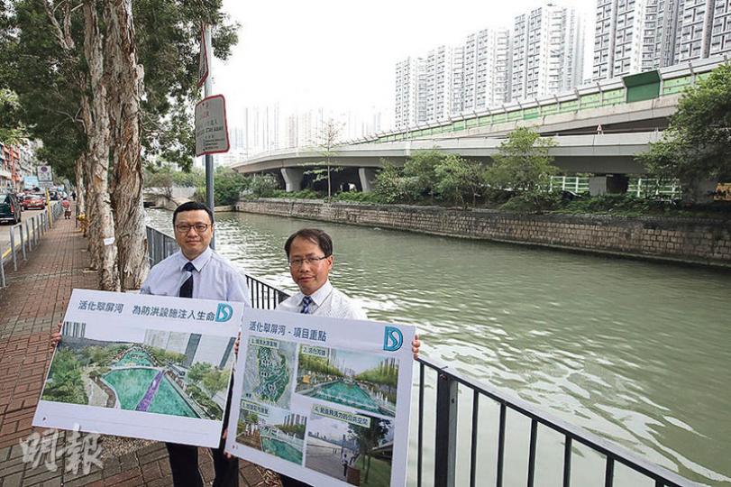 渠務署總工程師簡漢成(右)表示,全長約1公里的敬業街明渠,當中佔約三分之一下游河段(見圖)闊達30米,該署會在該河段首創建造人工浮島,讓市民近距離觀賞河道的水景和園境。左為渠務署高級工程師陳克強。(曾憲宗攝) 渠務署總工程師簡漢成(右)表示,全長約1公里的敬業街明渠,當中佔約三分之一下游河段(見圖)闊達30米,該署會在該河段首創建造人工浮島,讓市民近距離觀賞河道的水景和園境。左為渠務署高級工程師陳克強。(曾憲宗攝)