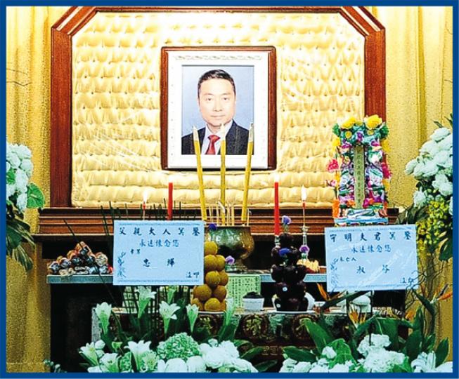 靈堂上,曾守明遺照是曾太特別挑選的無綫劇集造型照,覺得有阿sir形象。(攝影:鍾偉茵)曾守明遺孀邱淑芬與兒子曾忠燁心情平復不少,為曾守明感驕傲。(攝影:鍾偉茵)歐瑞偉當日目睹曾守明猝逝,感到很難受。(攝影:鍾偉茵)袁潔儀(右)與曾守明當日登台的中介人之一王薛儼(左)到靈堂拜祭。(攝影:鍾偉茵)錢小豪(左)與兒子(右)一同送別曾守明。(攝影:鍾偉茵)冼灝英(左)、黃浩然(右)與曾守明曾有不少合作。(攝影:鍾偉茵)無綫前行政主席梁乃鵬到靈堂致祭。(攝影:鍾偉茵)宣萱對曾守明離世感到惋惜。(攝影:鍾偉 靈堂上,曾守明遺照是曾太特別挑選的無綫劇集造型照,覺得有阿sir形象。(攝影:鍾偉茵)曾守明遺孀邱淑芬與兒子曾忠燁心情平復不少,為曾守明感驕傲。(攝影:鍾偉茵)歐瑞偉當日目睹曾守明猝逝,感到很難受。(攝影:鍾偉茵)袁潔儀(右)與曾守明當日登台的中介人之一王薛儼(左)到靈堂拜祭。(攝影:鍾偉茵)錢小豪(左)與兒子(右)一同送別曾守明。(攝影:鍾偉茵)冼灝英(左)、黃浩然(右)與曾守明曾有不少合作。(攝影:鍾偉茵)無綫前行政主席梁乃鵬到靈堂致祭。(攝影:鍾偉茵)宣萱對曾守明離世感到惋惜。(攝影:鍾偉