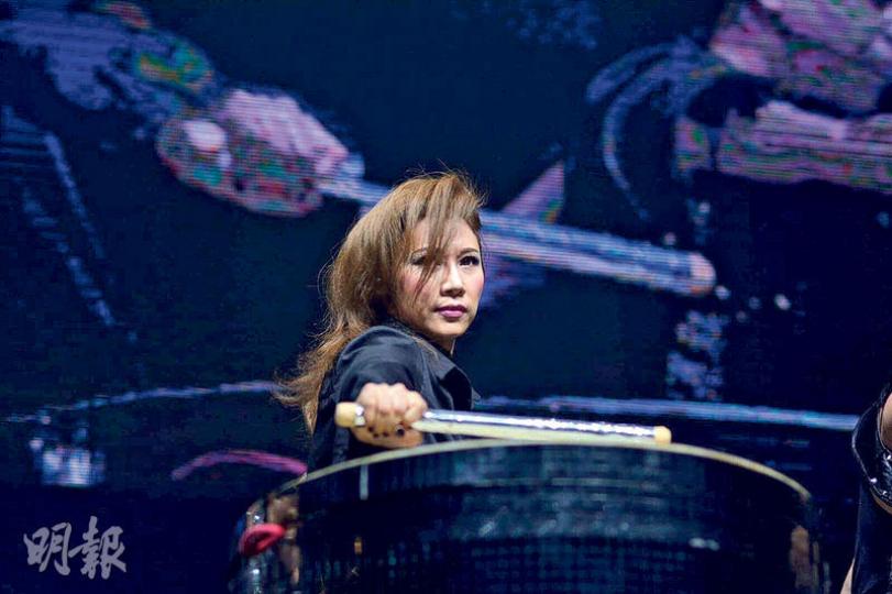 彭家麗入行27年,前晚首次舉行個人演唱會。(攝影/記者:楊安莉)王祖藍擔任嘉賓跟彭家麗合唱,卻搞鬼地「朱主席」上身,唱到走音兼錯拍子。(攝影/記者:楊安莉) 彭家麗入行27年,前晚首次舉行個人演唱會。(攝影/記者:楊安莉)王祖藍擔任嘉賓跟彭家麗合唱,卻搞鬼地「朱主席」上身,唱到走音兼錯拍子。(攝影/記者:楊安莉)