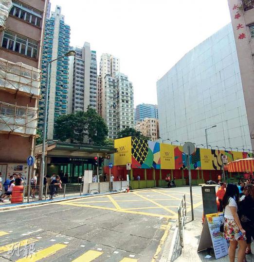 樓花期長達29個月的恒地西環翰林峰,毗鄰港鐵香港大學站出口,昨加推65伙,平均折實實呎28,201元;若對比同樓層同類單位,部分單位加價近4%。(林可為攝)建灝啟德天寰最快明天公布樓書,建灝地產集團投資部經理鄭智榮(左)昨介紹兩類3房戶型。(方可兒攝) 樓花期長達29個月的恒地西環翰林峰,毗鄰港鐵香港大學站出口,昨加推65伙,平均折實實呎28,201元;若對比同樓層同類單位,部分單位加價近4%。(林可為攝)建灝啟德天寰最快明天公布樓書,建灝地產集團投資部經理鄭智榮(左)昨介紹兩類3房戶型。(方可兒攝)