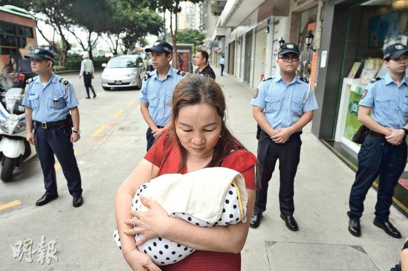 張德江昨到澳門政府總部聽取政府匯報工作期間,附近的居民一度不能回家,如手抱孫女的周女士(圖)稱未能準時回家餵奶。(鍾林枝攝)數名「澳門人民力量」的代表昨到中聯辦門外示威,期望張德江「擺脫特區政府安排,隨意走走」,方能視察到澳門民間疾苦。左為澳門人民力量副主席張榮發。(利君雅攝) 張德江昨到澳門政府總部聽取政府匯報工作期間,附近的居民一度不能回家,如手抱孫女的周女士(圖)稱未能準時回家餵奶。(鍾林枝攝)數名「澳門人民力量」的代表昨到中聯辦門外示威,期望張德江「擺脫特區政府安排,隨意走走」,方能視察到澳門民間疾苦。左為澳門人民力量副主席張榮發。(利君雅攝)