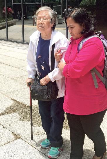 80歲事主顧淑嫻(左)出入法院需要傭人攙扶,她出庭作供時多番表示自己「懵盛盛」,對於案發過程及細節已經記不起,但認為被告有意欺騙她的金錢,並稱「成日喺我身邊,太信佢啦」。(曾駿豪攝)被告羅玉英(圖左戴眼鏡女子)於事主作供時一直直視對方,未見迴避,其間事主多番表示對她感到失望及憤怒。被告昨在一眾親友包圍下離開法院。(曾駿豪攝) 80歲事主顧淑嫻(左)出入法院需要傭人攙扶,她出庭作供時多番表示自己「懵盛盛」,對於案發過程及細節已經記不起,但認為被告有意欺騙她的金錢,並稱「成日喺我身邊,太信佢啦」。(曾駿豪攝)被告羅玉英(圖左戴眼鏡女子)於事主作供時一直直視對方,未見迴避,其間事主多番表示對她感到失望及憤怒。被告昨在一眾親友包圍下離開法院。(曾駿豪攝)