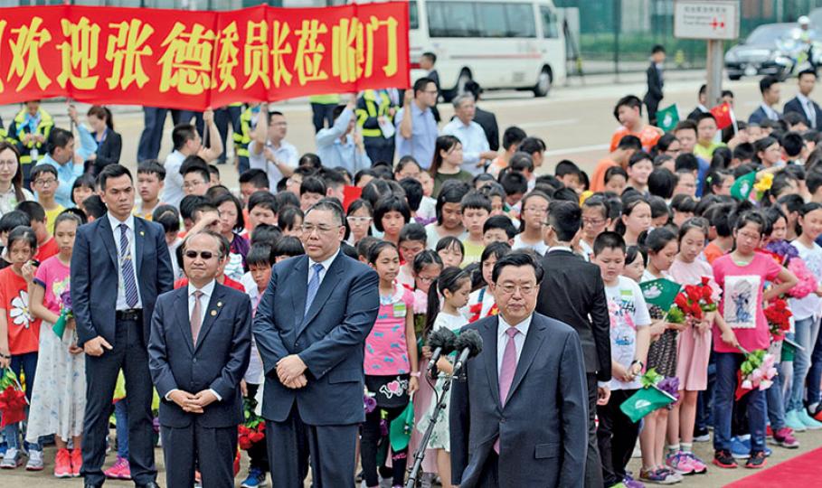 全國人大委員長張德江(前右)昨天抵達澳門,展開3天視察,澳門行政長官崔世安(中)及澳門中聯辦主任王志民(左)到場迎接。張德江以「感受、考察、鼓勁」概括這次行程。(鍾林枝攝) 全國人大委員長張德江(前右)昨天抵達澳門,展開3天視察,澳門行政長官崔世安(中)及澳門中聯辦主任王志民(左)到場迎接。張德江以「感受、考察、鼓勁」概括這次行程。(鍾林枝攝)