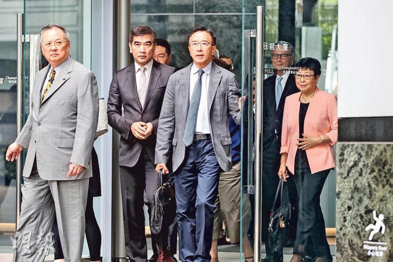 自由黨主席張宇人(前左)、黨魁鍾國斌(前中)及榮譽主席田北俊(前右)等約10名成員昨早與候任特首林鄭月娥會面。雖然部分該黨選委在特首選舉中支持另一候選人曾俊華,但鍾稱自由黨和林太關係一向沒問題,又指張宇人很大機會出任行會成員。(曾憲宗攝) 自由黨主席張宇人(前左)、黨魁鍾國斌(前中)及榮譽主席田北俊(前右)等約10名成員昨早與候任特首林鄭月娥會面。雖然部分該黨選委在特首選舉中支持另一候選人曾俊華,但鍾稱自由黨和林太關係一向沒問題,又指張宇人很大機會出任行會成員。(曾憲宗攝)