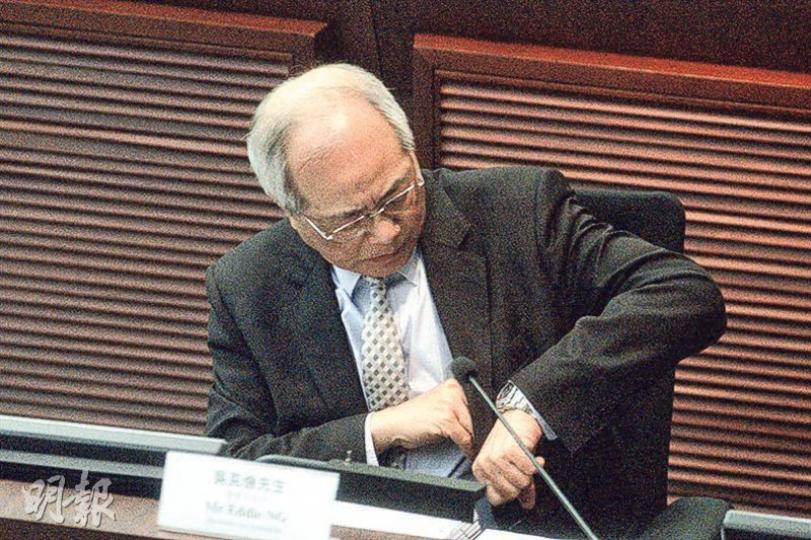 教育局長吳克儉昨僅出席BCA首節公聽會,他約於6時半回應首節市民發言後便望手表,不久即離開,前往香港汕頭商會慶港回歸20周年活動。(楊柏賢攝) 教育局長吳克儉昨僅出席BCA首節公聽會,他約於6時半回應首節市民發言後便望手表,不久即離開,前往香港汕頭商會慶港回歸20周年活動。(楊柏賢攝)