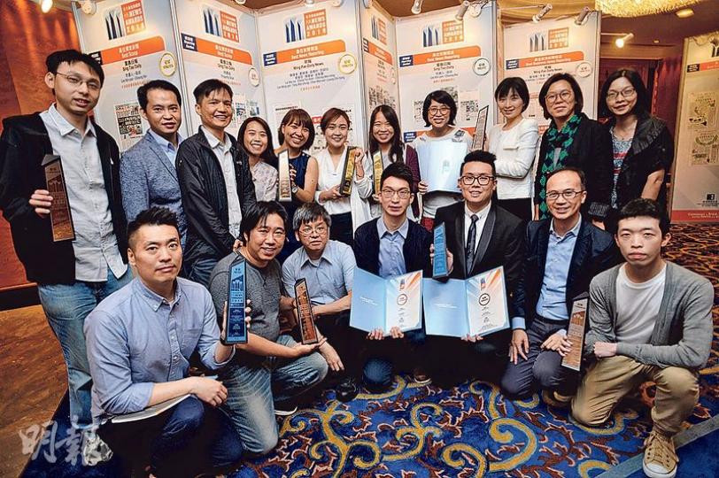 《明報》一班同事及前同事喺過去一年堅守崗位,交出亮麗成績表,喺香港報業公會「2016年最佳新聞獎」奪得15個獎。(蘇智鑫攝)政務司長張建宗(左二)噚日擔任報業公會最佳新聞獎頒獎禮主禮嘉賓,並喺公會主席甘煥騰(左一)陪同下,欣賞明報最佳新聞報道冠軍得獎作品「巴拿馬文件香港篇」。(蘇智鑫攝) 《明報》一班同事及前同事喺過去一年堅守崗位,交出亮麗成績表,喺香港報業公會「2016年最佳新聞獎」奪得15個獎。(蘇智鑫攝)政務司長張建宗(左二)噚日擔任報業公會最佳新聞獎頒獎禮主禮嘉賓,並喺公會主席甘煥騰(左一)陪同下,欣賞明報最佳新聞報道冠軍得獎作品「巴拿馬文件香港篇」。(蘇智鑫攝)