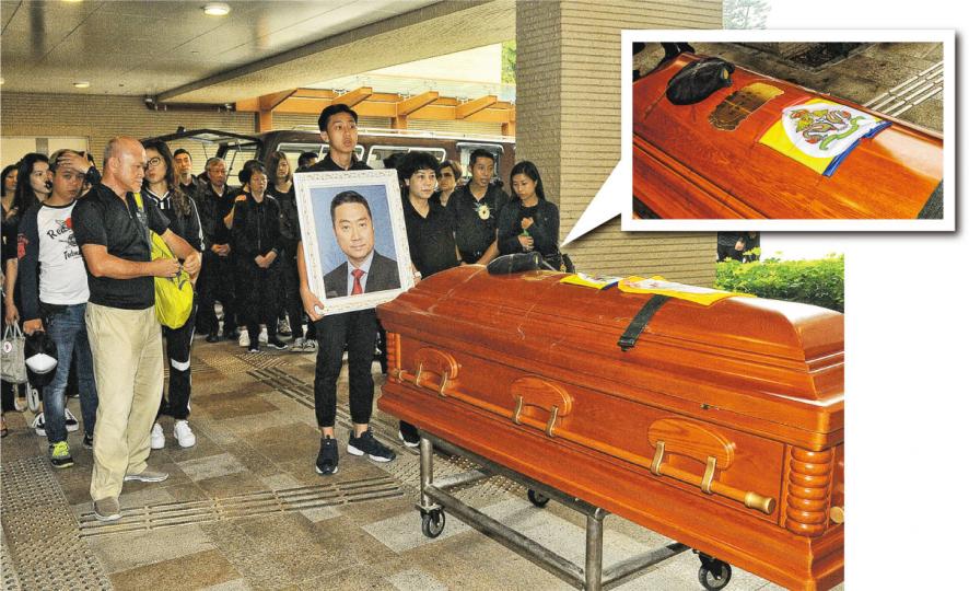 曾守明的靈柩放上義勇軍軍旗、軍帽及腰帶,並由風笛手吹奏下送別。(攝影﹕孫華中)曾守明昨日出殯,遺體奉移至哥連臣角火葬場,兒子負責捧遺照,與母親(右)都表現堅強。(攝影﹕孫華中)鄧梓峰以退役義勇軍中尉身分向曾守明作最後致敬,步出火葬場時檻過火盆。(攝影﹕孫華中)米雪表示與曾守明相識逾20年,最初在民安隊相識,之後就一起入了TVB,大讚對方為人很好,又樂於助人。(攝影﹕孫華中)袁潔儀送曾守明最後一程。(攝影﹕孫華中) 曾守明的靈柩放上義勇軍軍旗、軍帽及腰帶,並由風笛手吹奏下送別。(攝影﹕孫華中)曾守明昨日出殯,遺體奉移至哥連臣角火葬場,兒子負責捧遺照,與母親(右)都表現堅強。(攝影﹕孫華中)鄧梓峰以退役義勇軍中尉身分向曾守明作最後致敬,步出火葬場時檻過火盆。(攝影﹕孫華中)米雪表示與曾守明相識逾20年,最初在民安隊相識,之後就一起入了TVB,大讚對方為人很好,又樂於助人。(攝影﹕孫華中)袁潔儀送曾守明最後一程。(攝影﹕孫華中)