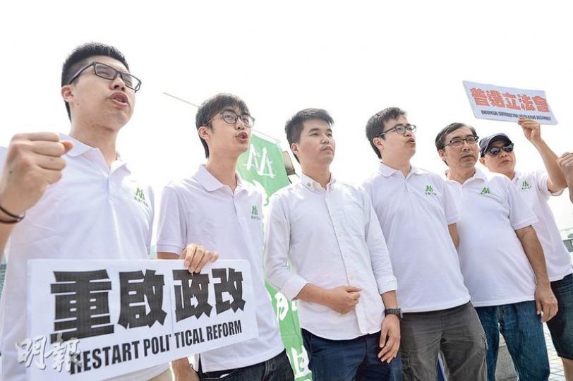 新澳門學社約10名成員到澳門立法會封鎖區外請願,要求中央正視澳門政府內部管治問題,立即重啟澳門政改及回應普選訴求。圖左三為副理事長蘇嘉豪。(鍾林枝攝) 新澳門學社約10名成員到澳門立法會封鎖區外請願,要求中央正視澳門政府內部管治問題,立即重啟澳門政改及回應普選訴求。圖左三為副理事長蘇嘉豪。(鍾林枝攝)