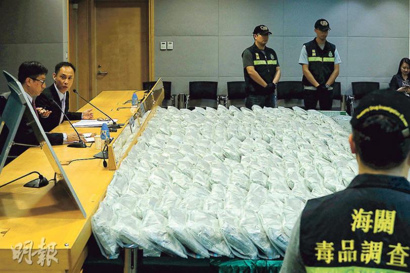 海關展示檢獲的219包大麻花,共重131公斤,市值約2150萬元。(郭慶輝攝)海關檢獲的大麻花(圖)經悉心包裝,先用膠袋抽真空,再放入密封木箱,外面再包兩重紙皮箱,以防氣味滲出。(郭慶輝攝) 海關展示檢獲的219包大麻花,共重131公斤,市值約2150萬元。(郭慶輝攝)海關檢獲的大麻花(圖)經悉心包裝,先用膠袋抽真空,再放入密封木箱,外面再包兩重紙皮箱,以防氣味滲出。(郭慶輝攝)