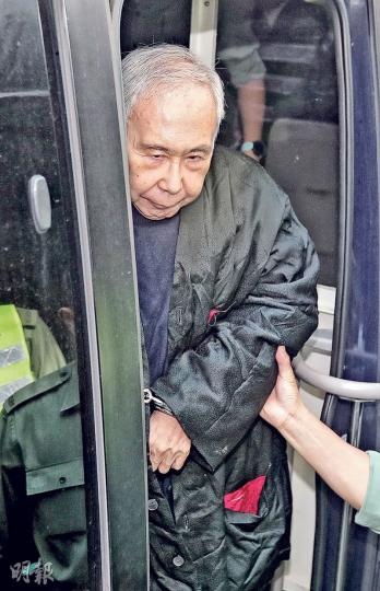許仕仁昨略顯疲態,身形較以往圓潤,怕冷的他與早前應訊一樣穿著黑色棉衲,聽審期間雙手靠緊放於膝上,又不時閉目、彎背低頭,未有望向公眾席。(李紹昌攝)案中已服刑18個月的郭炳江,早前獲准以1000萬元保釋,他昨日出庭應訊時精神飽滿,被問到是否緊張,他回答「有一點」,及後稱自己抱有平常心。(李紹昌攝) 許仕仁昨略顯疲態,身形較以往圓潤,怕冷的他與早前應訊一樣穿著黑色棉衲,聽審期間雙手靠緊放於膝上,又不時閉目、彎背低頭,未有望向公眾席。(李紹昌攝)案中已服刑18個月的郭炳江,早前獲准以1000萬元保釋,他昨日出庭應訊時精神飽滿,被問到是否緊張,他回答「有一點」,及後稱自己抱有平常心。(李紹昌攝)