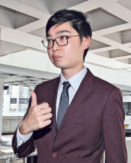 香港民族黨召集人陳浩天(圖)去年被取消參選立法會的資格,高院昨開庭處理其選舉呈請。陳一方指出,選舉主任無權調查及自行判斷參選人簽署擁護《基本法》聲明時是否真誠。(曾憲宗攝) 香港民族黨召集人陳浩天(圖)去年被取消參選立法會的資格,高院昨開庭處理其選舉呈請。陳一方指出,選舉主任無權調查及自行判斷參選人簽署擁護《基本法》聲明時是否真誠。(曾憲宗攝)