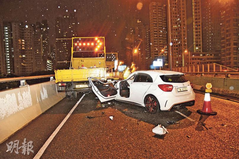 油麻地渡船街天橋酒駕車禍中,肇事平治房車左車頭撞入路邊箭嘴車右車尾致嚴重損毁,司機涉嫌酒後駕駛被捕帶署。房車女乘客在安全氣袋保護下受輕傷,清醒送院治理,未有大礙。(蔡方山攝) 油麻地渡船街天橋酒駕車禍中,肇事平治房車左車頭撞入路邊箭嘴車右車尾致嚴重損毁,司機涉嫌酒後駕駛被捕帶署。房車女乘客在安全氣袋保護下受輕傷,清醒送院治理,未有大礙。(蔡方山攝)