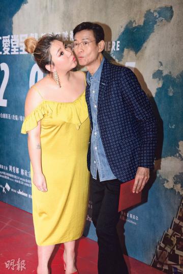 鄭欣宜主演電影《29+1》舉行首映禮,身為星爸的「秋官」鄭少秋當然要來撐場。(攝影:梁迺楠)(圖、圖3)容祖兒(右)專程來支持導演彭秀慧(左二),報答對方早前用心拍攝其演唱會之恩。(攝影:梁迺楠)(圖3)(攝影:梁迺楠)鄭欣宜與蔡瀚億(右)在《29+1》有咀嘴戲,前者表示不介意爸爸鄭少秋看到,「秋官」看罷亦大讚愛女演得自然。(攝影:梁迺楠) 鄭欣宜主演電影《29+1》舉行首映禮,身為星爸的「秋官」鄭少秋當然要來撐場。(攝影:梁迺楠)(圖、圖3)容祖兒(右)專程來支持導演彭秀慧(左二),報答對方早前用心拍攝其演唱會之恩。(攝影:梁迺楠)(圖3)(攝影:梁迺楠)鄭欣宜與蔡瀚億(右)在《29+1》有咀嘴戲,前者表示不介意爸爸鄭少秋看到,「秋官」看罷亦大讚愛女演得自然。(攝影:梁迺楠)