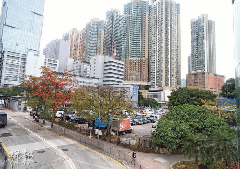 新世界再下一城,以逾40億元投得長沙灣荔枝角道商業用地(圖,地皮後方為西九四小龍屋苑)。新世界表示,該地皮將聯同東京街和瓊林街項目一併發展,視該區為策略據點。(劉焌陶攝) 新世界再下一城,以逾40億元投得長沙灣荔枝角道商業用地(圖,地皮後方為西九四小龍屋苑)。新世界表示,該地皮將聯同東京街和瓊林街項目一併發展,視該區為策略據點。(劉焌陶攝)