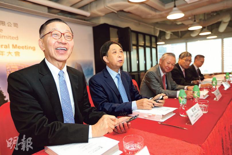 鷹君羅氏家族疑似爭產事件曝光不久,昨日鷹君舉行股東會前,開放記者入場先行拍照,主席羅嘉瑞(左一)及身旁的獨立非執行董事鄭海泉(左二)談笑風生,但是在閉門股東會內,即上演大比數反對票將重選連任董事的弟弟羅啟瑞「踢出局」。(郭慶輝攝) 鷹君羅氏家族疑似爭產事件曝光不久,昨日鷹君舉行股東會前,開放記者入場先行拍照,主席羅嘉瑞(左一)及身旁的獨立非執行董事鄭海泉(左二)談笑風生,但是在閉門股東會內,即上演大比數反對票將重選連任董事的弟弟羅啟瑞「踢出局」。(郭慶輝攝)