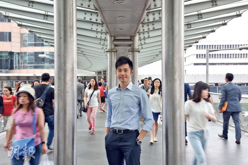 洪龍荃目前在中環某基金公司任職,由上環帝后華庭住所前往上班不需10分鐘。(黃志東攝) 洪龍荃目前在中環某基金公司任職,由上環帝后華庭住所前往上班不需10分鐘。(黃志東攝)