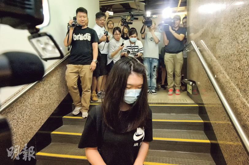 鄧桂思現時情况仍危殆,其胞姊與長女Michelle(前)昨晚到瑪麗醫院探病時無回應傳媒提問,僅說「辛苦晒大家」、「多謝關心」。(楊柏賢攝) 鄧桂思現時情况仍危殆,其胞姊與長女Michelle(前)昨晚到瑪麗醫院探病時無回應傳媒提問,僅說「辛苦晒大家」、「多謝關心」。(楊柏賢攝)