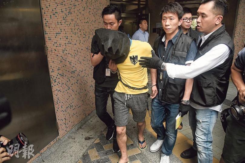 警方日以繼夜翻查閉路電視片段,昨日終拘捕九龍灣姦劫案疑犯(黃衣)。探員其後將疑犯押至秀茂坪寓所蒐證。(林智傑攝)探員於疑犯寓所檢獲兩部iPhone及一部Android手機,相信其中一部為女事主遭劫去的手機。(林智傑攝) 警方日以繼夜翻查閉路電視片段,昨日終拘捕九龍灣姦劫案疑犯(黃衣)。探員其後將疑犯押至秀茂坪寓所蒐證。(林智傑攝)探員於疑犯寓所檢獲兩部iPhone及一部Android手機,相信其中一部為女事主遭劫去的手機。(林智傑攝)