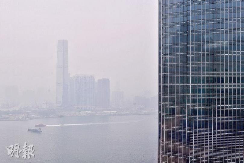 本港昨風勢微弱,不利空氣污染物擴散,各區空氣普遍轉差,中午維港能見度一度跌至不足2公里,維港上空一片灰濛濛,幾乎看不到對岸。(馮凱鍵攝) 本港昨風勢微弱,不利空氣污染物擴散,各區空氣普遍轉差,中午維港能見度一度跌至不足2公里,維港上空一片灰濛濛,幾乎看不到對岸。(馮凱鍵攝)