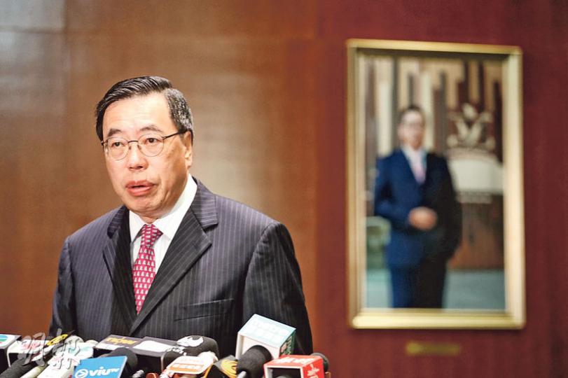 立法會主席梁君彥(圖)表示,明白到公眾對立法會議員特別是主席有所期望,他就個人疏忽致歉,承諾日後會加倍謹慎。(郭慶輝攝) 立法會主席梁君彥(圖)表示,明白到公眾對立法會議員特別是主席有所期望,他就個人疏忽致歉,承諾日後會加倍謹慎。(郭慶輝攝)