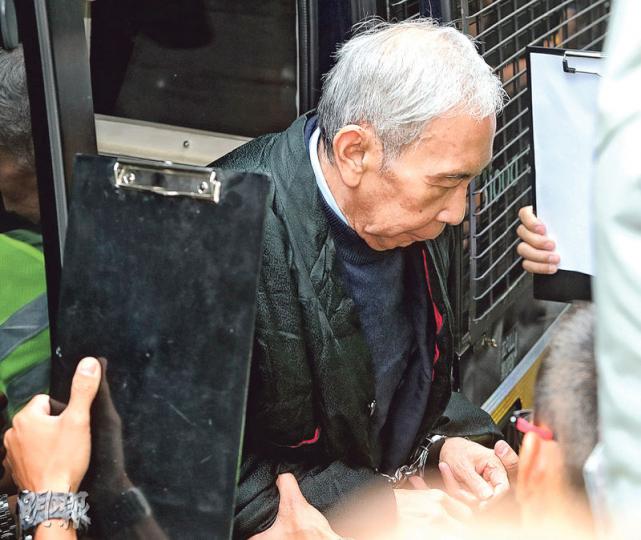 許仕仁被判囚7年半、已服刑兩年多。4名上訴人之中,依舊只有許仕仁與懲教署人員同坐犯人欄後排,昨休庭時他主動與懲教人員攀談,表現較前日精神,散庭時更主動輕拍身旁陳鉅源的肩膀。(李紹昌攝)案中已服刑18個月的郭炳江(前左)早前獲准以1000萬元保釋,他昨早在兒子、新地執董郭基煇(前右)陪同下到庭。被問到是否緊張,郭炳江說:「昨日緊張些。」(李紹昌攝) 許仕仁被判囚7年半、已服刑兩年多。4名上訴人之中,依舊只有許仕仁與懲教署人員同坐犯人欄後排,昨休庭時他主動與懲教人員攀談,表現較前日精神,散庭時更主動輕拍身旁陳鉅源的肩膀。(李紹昌攝)案中已服刑18個月的郭炳江(前左)早前獲准以1000萬元保釋,他昨早在兒子、新地執董郭基煇(前右)陪同下到庭。被問到是否緊張,郭炳江說:「昨日緊張些。」(李紹昌攝)