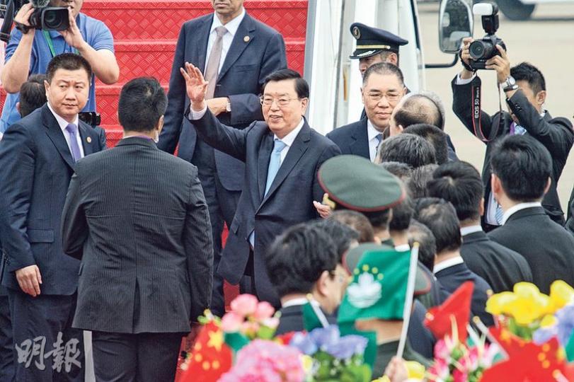 全國人大委員長張德江(揮手者)昨結束在澳門的視察行程,他離開前沒有主動發表講話,有記者追問他在澳言論是否「說給香港人聽」,他只說:「澳門訪問非常成功、非常滿意。」(鍾林枝攝) 全國人大委員長張德江(揮手者)昨結束在澳門的視察行程,他離開前沒有主動發表講話,有記者追問他在澳言論是否「說給香港人聽」,他只說:「澳門訪問非常成功、非常滿意。」(鍾林枝攝)