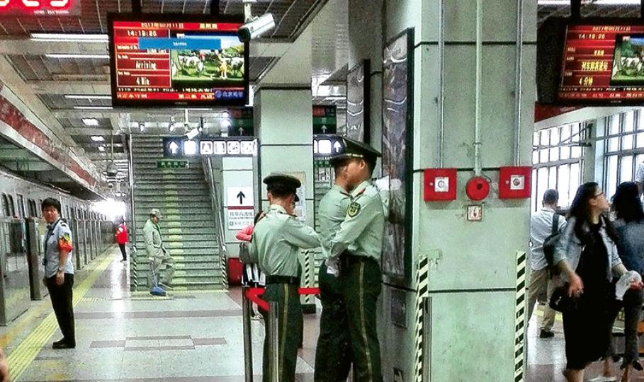 在北京地鐵客流比較多的轉車站,有武警進駐站台執勤。圖為多名武警在北京地鐵1線國貿站戒備。(鄭海龍攝) 在北京地鐵客流比較多的轉車站,有武警進駐站台執勤。圖為多名武警在北京地鐵1線國貿站戒備。(鄭海龍攝)