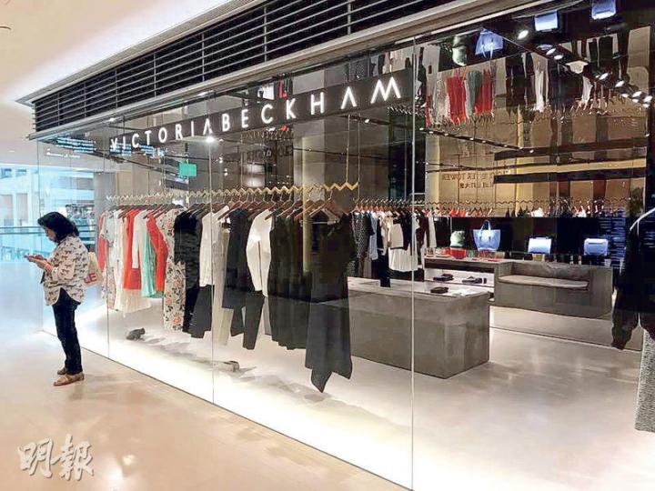 碧咸妻維多利亞旗下時裝品牌VICTORIA BECKHAM,去年3月落戶中環置地廣場2樓一個舖位(圖),成為該品牌在亞洲區內首間實體專門店。(林尚民攝) 碧咸妻維多利亞旗下時裝品牌VICTORIA BECKHAM,去年3月落戶中環置地廣場2樓一個舖位(圖),成為該品牌在亞洲區內首間實體專門店。(林尚民攝)