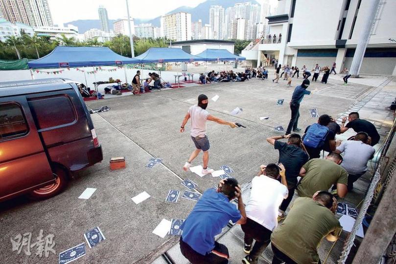 警方演習中,戴黑頭套的恐怖分子用車輛撞向嘉年華會人群後,再襲擊途人,其後挾持人質進入一幢大廈,並與警員對峙。(伍浦鋒攝)全副武裝警員攻入大廈後,從恐怖分子手中救出人質。(曾憲宗攝)警方到場控制場面後,即時初步治理傷者,其間全副武裝的飛虎隊隊員在旁持槍戒備。(曾憲宗攝) 警方演習中,戴黑頭套的恐怖分子用車輛撞向嘉年華會人群後,再襲擊途人,其後挾持人質進入一幢大廈,並與警員對峙。(伍浦鋒攝)全副武裝警員攻入大廈後,從恐怖分子手中救出人質。(曾憲宗攝)警方到場控制場面後,即時初步治理傷者,其間全副武裝的飛虎隊隊員在旁持槍戒備。(曾憲宗攝)
