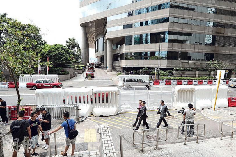 菲律賓總統杜特爾特昨晚抵港,警方昨午已在其下榻的灣仔君悅酒店附近一帶設多個大型水馬及派警員巡邏。(郭慶輝攝) 菲律賓總統杜特爾特昨晚抵港,警方昨午已在其下榻的灣仔君悅酒店附近一帶設多個大型水馬及派警員巡邏。(郭慶輝攝)