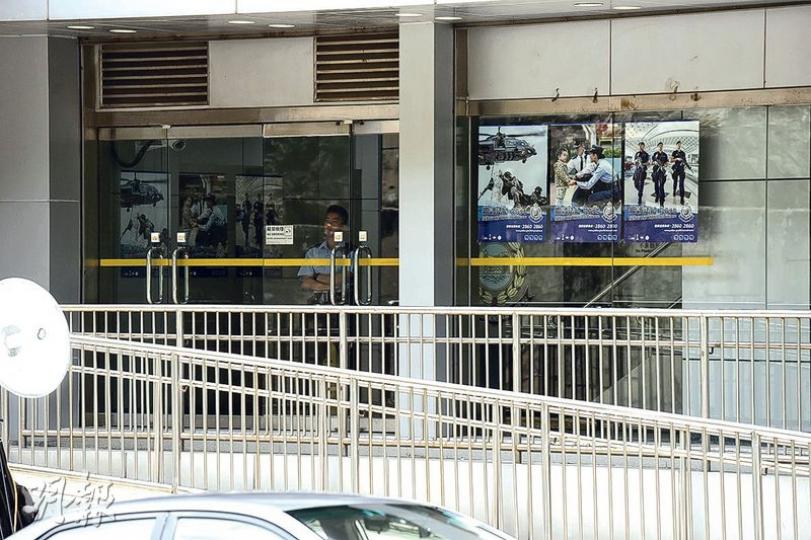 秀茂坪警署的羈留室昨晨發生羈留犯人吊頸死亡事件。(鍾炳然攝)警務處長盧偉聰昨表示,高度重視疑犯在警署羈留室死亡事件,已委派西九龍總區重案組全面調查,以追查是否涉及保安漏洞或人為疏忽。(蘇智鑫攝) 秀茂坪警署的羈留室昨晨發生羈留犯人吊頸死亡事件。(鍾炳然攝)警務處長盧偉聰昨表示,高度重視疑犯在警署羈留室死亡事件,已委派西九龍總區重案組全面調查,以追查是否涉及保安漏洞或人為疏忽。(蘇智鑫攝)