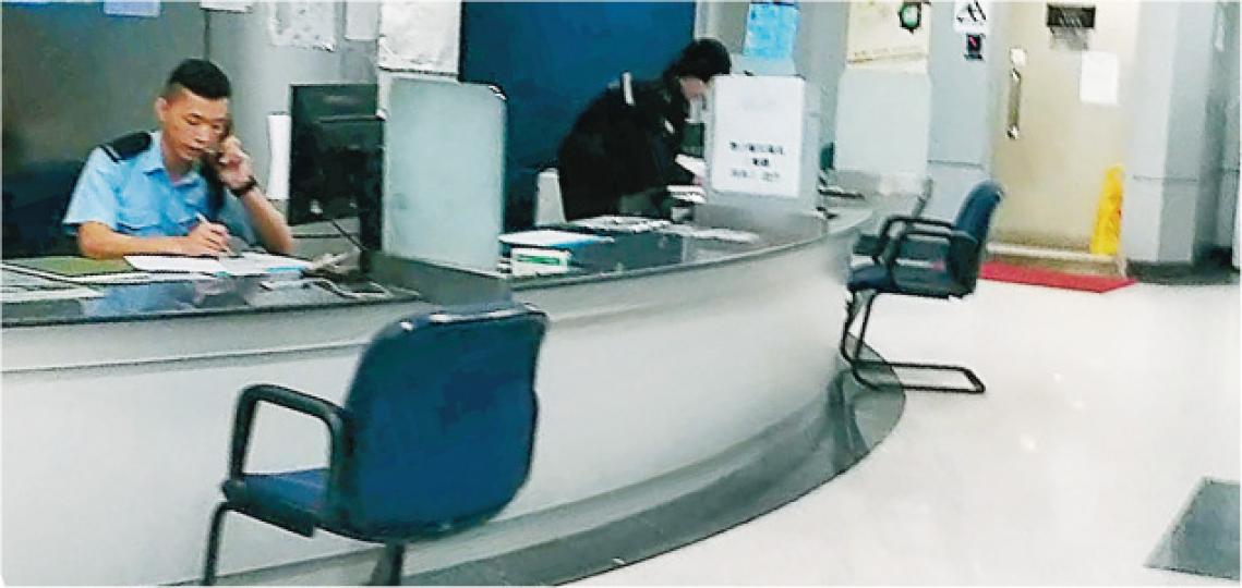 九龍灣姦劫案疑犯被捕後被帶到秀茂坪警署,會途經報案室及一度被羈押在報案室內的臨時羈押室。圖為該警署報案室,昨日可見報案室桌面電腦的接駁線外露及放在枱上。(明報記者攝) 九龍灣姦劫案疑犯被捕後被帶到秀茂坪警署,會途經報案室及一度被羈押在報案室內的臨時羈押室。圖為該警署報案室,昨日可見報案室桌面電腦的接駁線外露及放在枱上。(明報記者攝)