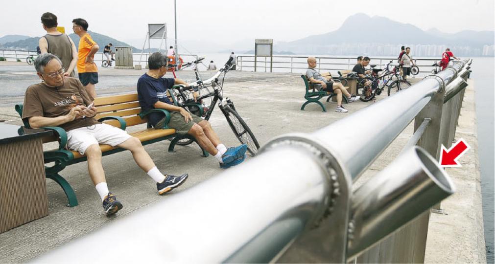 大埔釣魚區內新增擺放魚竿的裝置(箭嘴示),亦有長椅讓市民在較舒適的環境下釣魚,但昨日所見未有人在釣魚區內釣魚,有市民則坐於新增的長椅休息。(曾憲宗攝) 大埔釣魚區內新增擺放魚竿的裝置(箭嘴示),亦有長椅讓市民在較舒適的環境下釣魚,但昨日所見未有人在釣魚區內釣魚,有市民則坐於新增的長椅休息。(曾憲宗攝)
