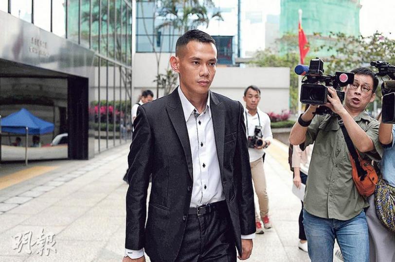 案發時執勤的督察王霖(前)指,他在驅散行動中曾三度被石頭擊中,亦目擊有同僚受傷。(鍾林枝攝) 案發時執勤的督察王霖(前)指,他在驅散行動中曾三度被石頭擊中,亦目擊有同僚受傷。(鍾林枝攝)