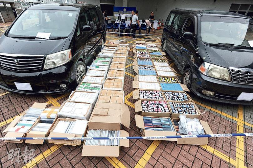 水警在行動中共檢獲41箱咳藥水、22箱電子產品及扣查兩輛七人車,總值約500萬元。(衛永康攝) 水警在行動中共檢獲41箱咳藥水、22箱電子產品及扣查兩輛七人車,總值約500萬元。(衛永康攝)